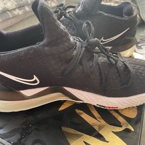 Lebron XV11 sneakers 11.5 in gently worn black/white/multi